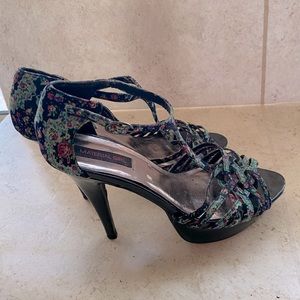 Strappy cute floral pattern high heel sandals